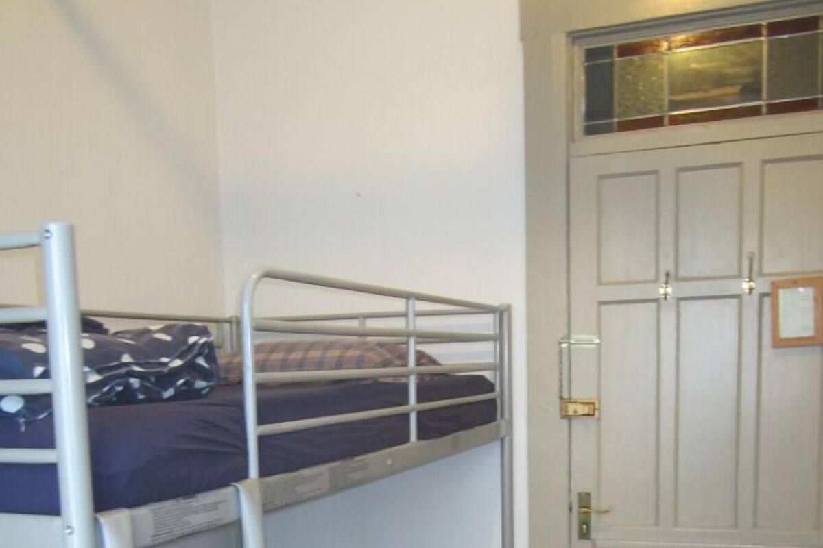 Zweibettzimmer, Gemeinschaftsbad (Bunk Bed)