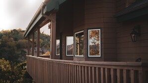A wooden building with a balcony and multiple windows. - Tucker Peak Lodge (Julian)