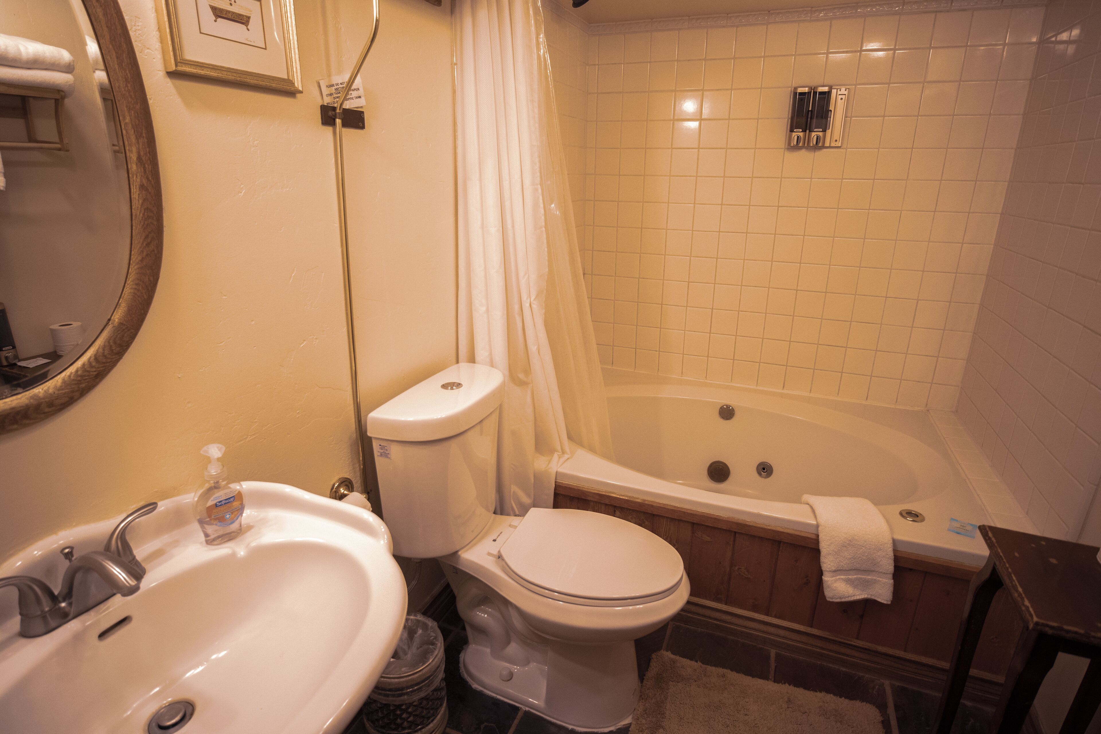 Un baño con lavamanos, inodoro y bañera.