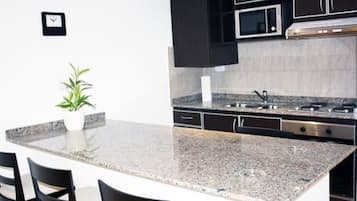 Apartamento superior | Cozinha americana privada | Geladeira, micro-ondas, cooktop, cafeteira/chaleira