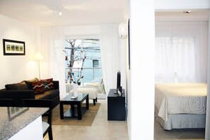 Apartamento estándar | Zona de estar | Televisión LCD de 32 pulgadas con canales por cable, una televisión