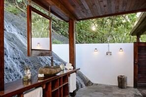 Oceanfront Villa | Bathroom | Shower, designer toiletries, hair dryer, bathrobes