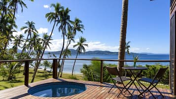 Oceanfront Villa | Hiên