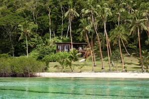 Playa privada, camastros, sombrillas y toallas de playa 