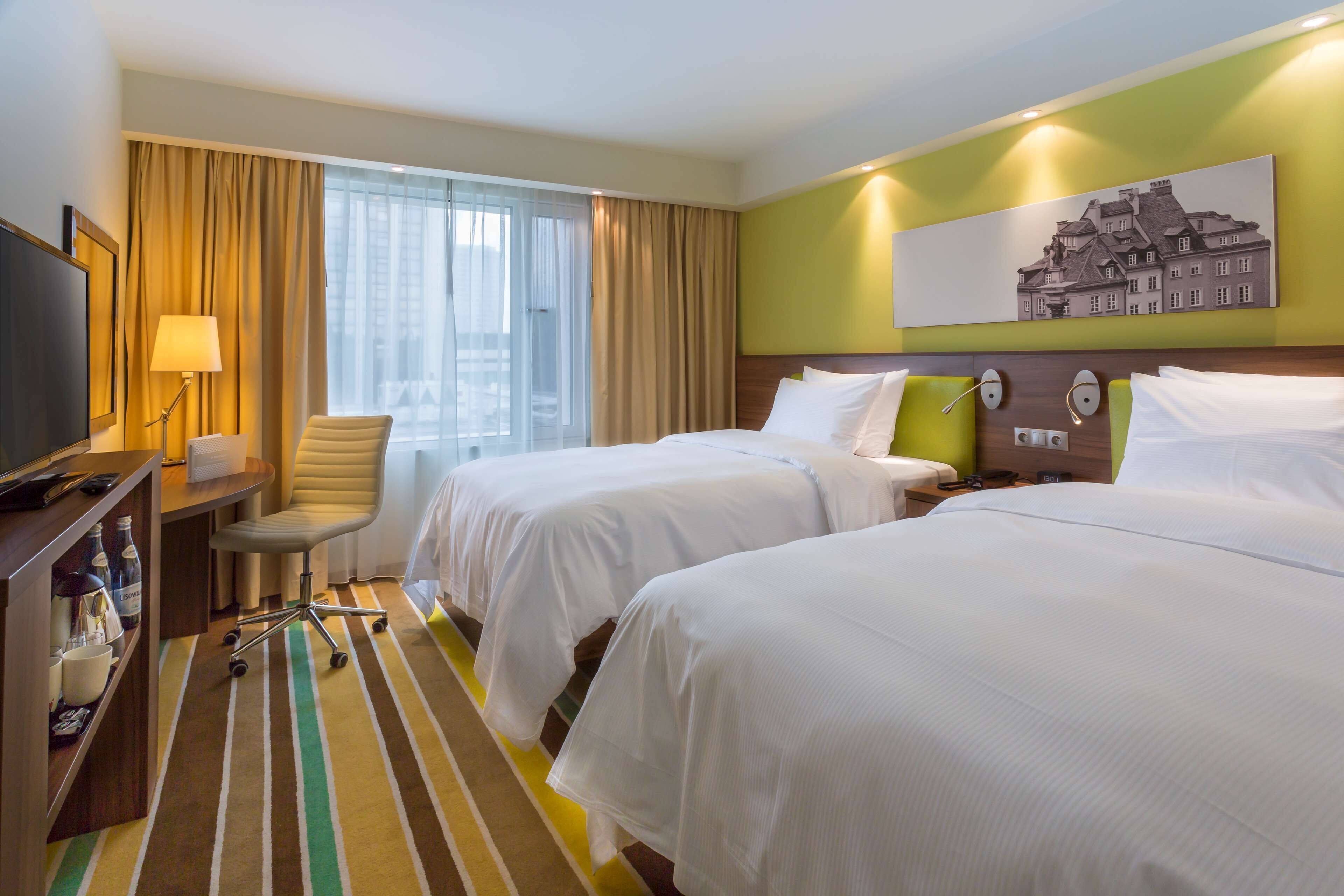 Luxe beddengoed, een kluis op de kamer, een bureau, geluiddichte muren