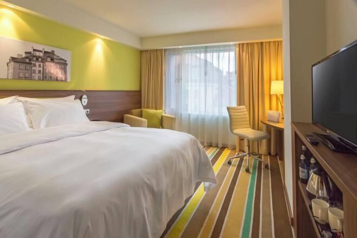 Luxe beddengoed, een kluis op de kamer, een bureau, geluiddichte muren