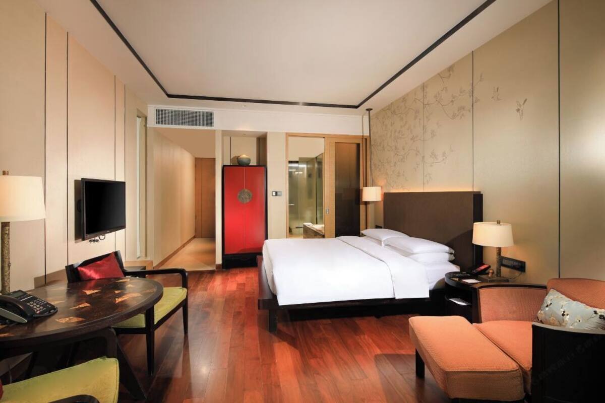 Superior Single Room | Minibar, in-room safe, soundproofing, WiFi (free)
