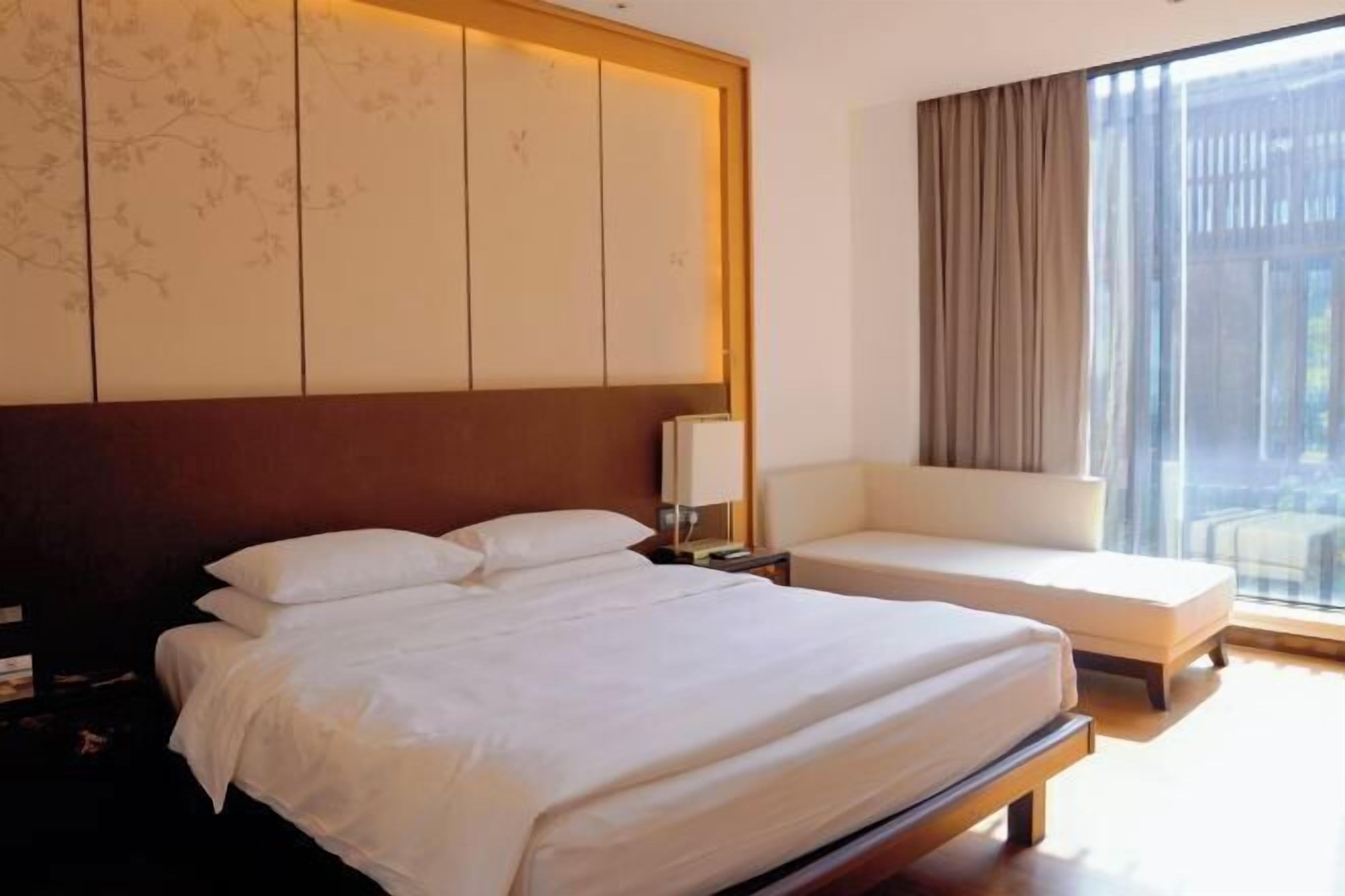 Minibar, in-room safe, soundproofing, free WiFi