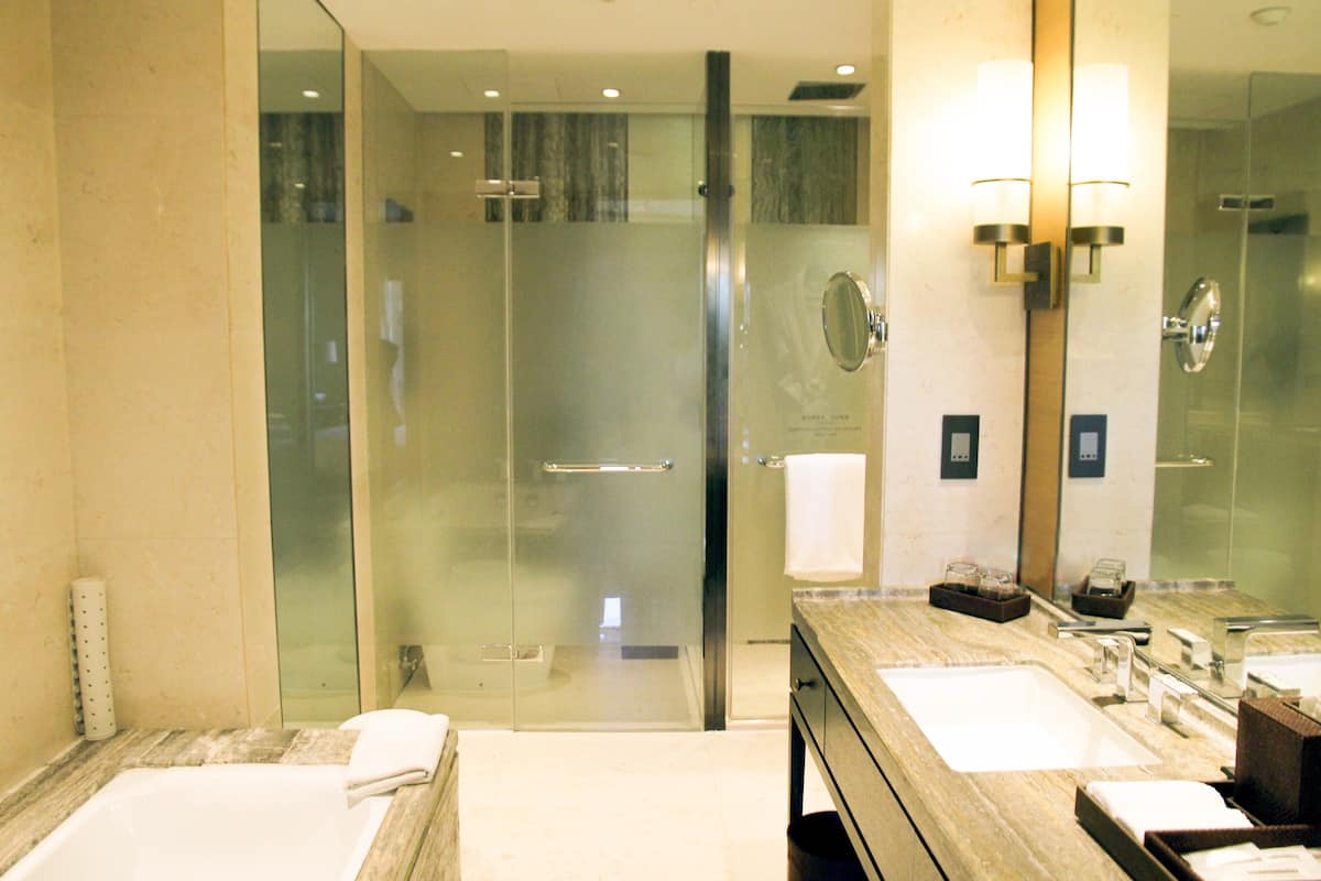 Amenidades de baño gratuitas, secadora de cabello, toallas