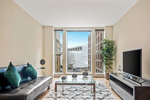 Internet, alarm clocks - Great Suffolk Street Apartment Waterloo (London)