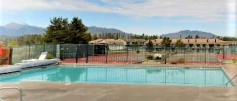 En swimmingpool med utsikt över berg i bakgrunden.