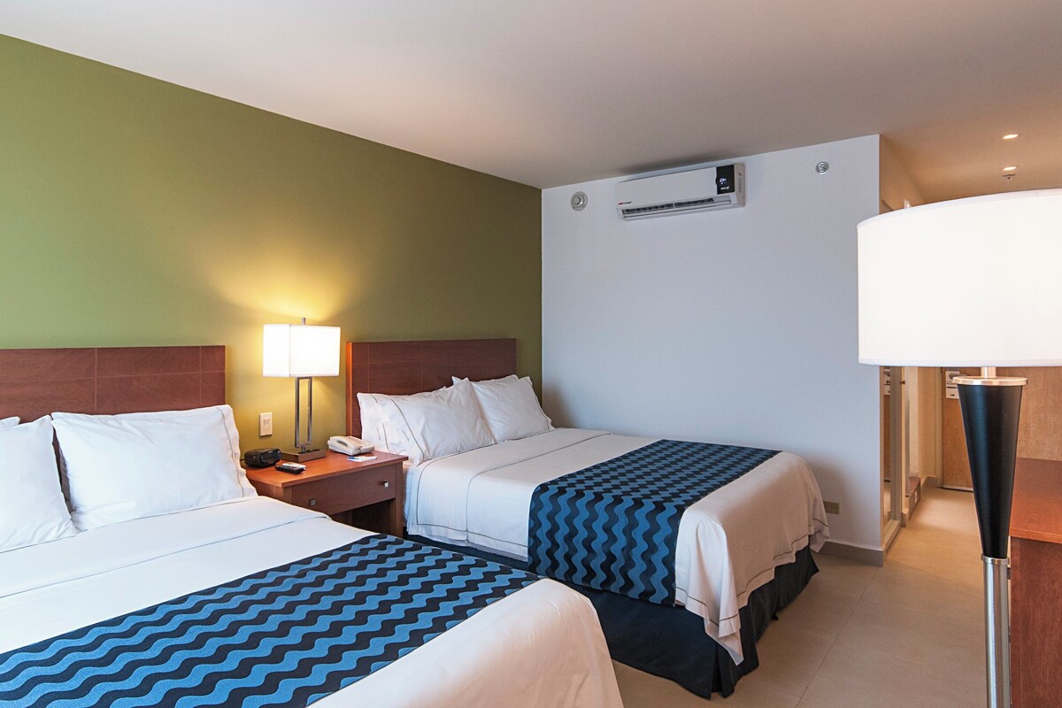 Premium bedding, in-room safe, desk, laptop workspace