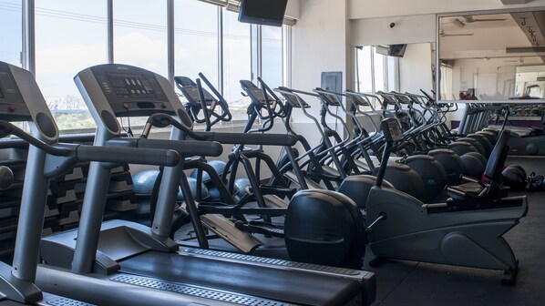 A gym with multiple treadmills and exercise equipment. - Holiday Inn Express Cabo San Lucas by IHG (Cabo San Lucas)