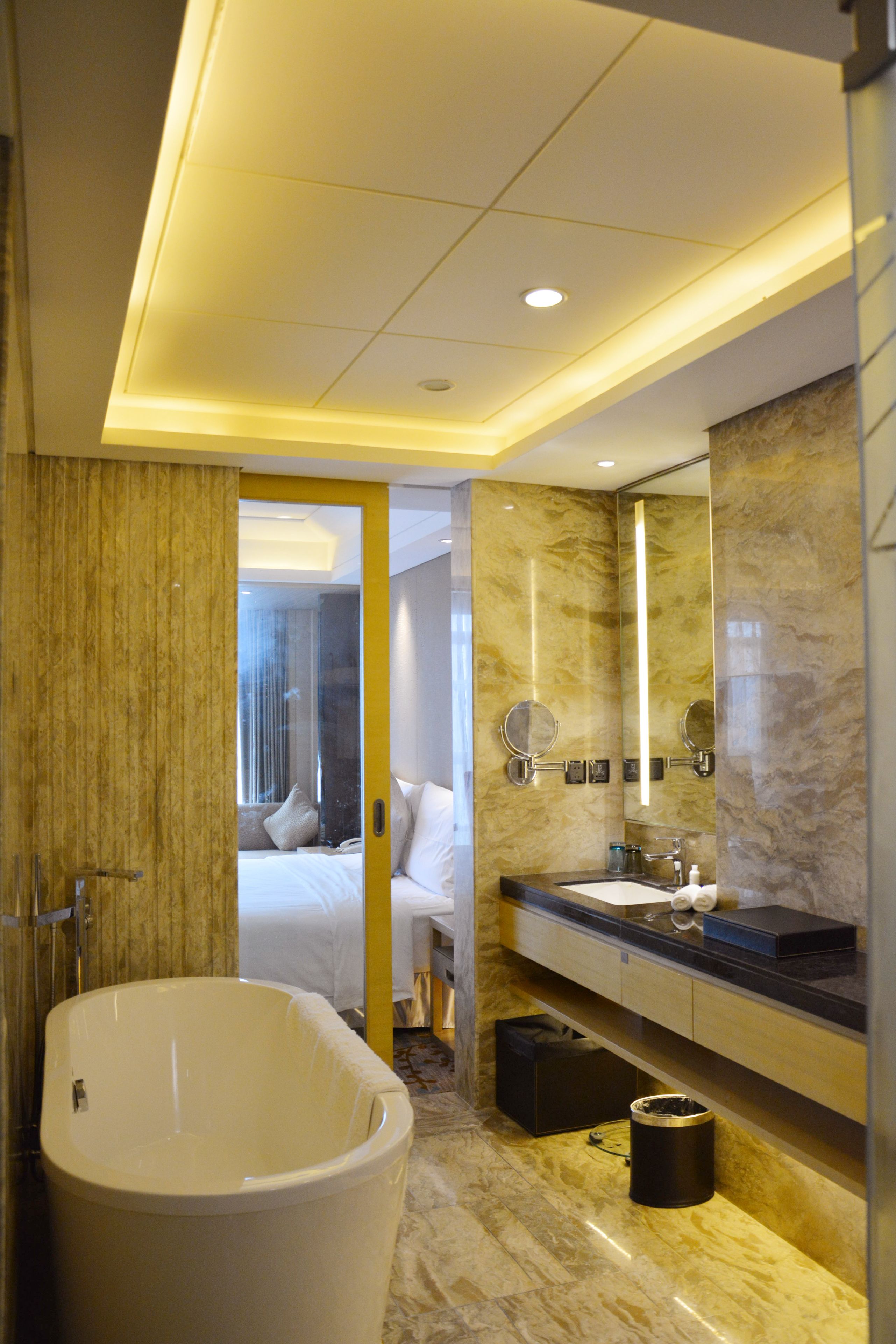 deluxe business room | bathroom | free toiletries, bathrobes, towels