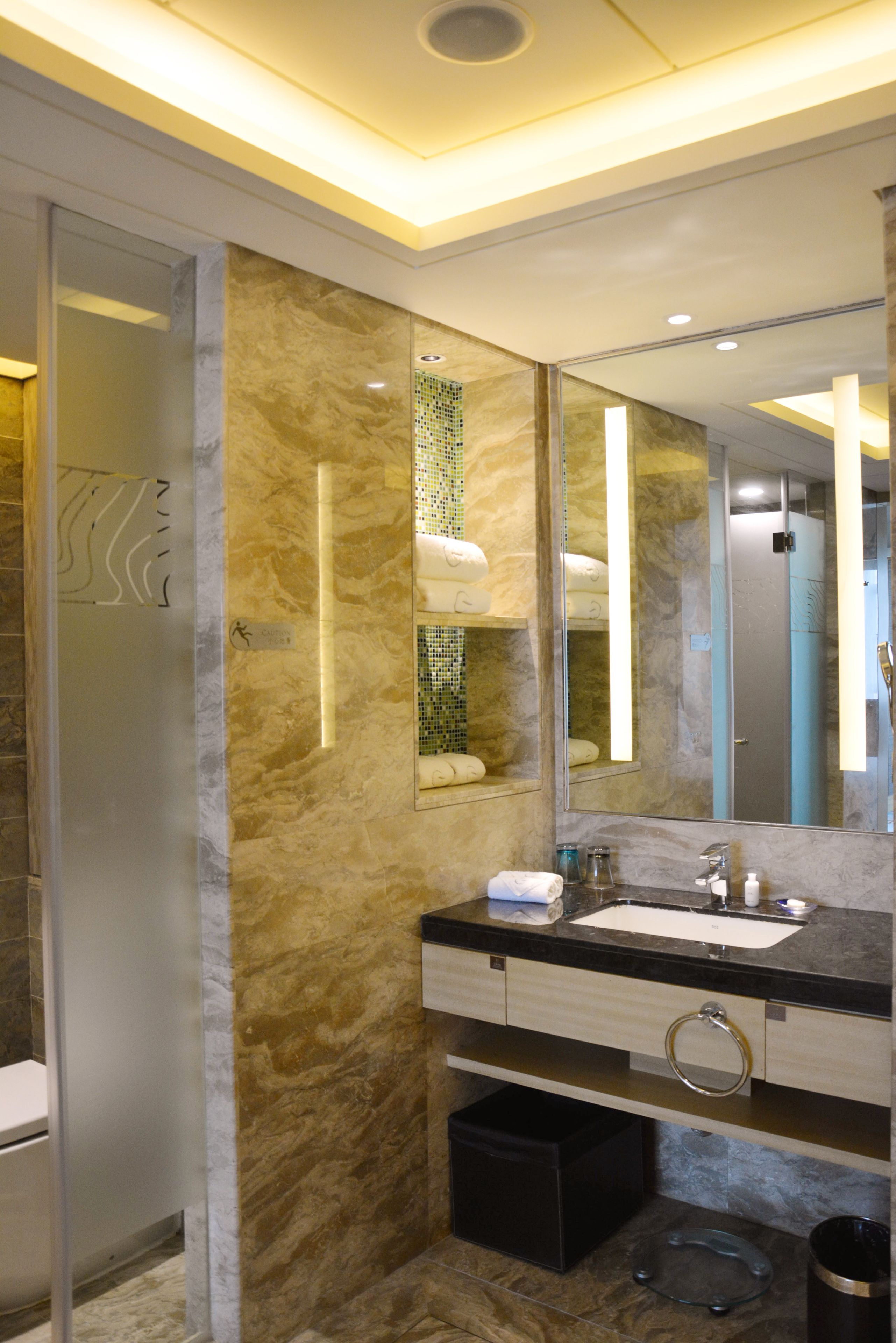 deluxe king room | bathroom | free toiletries, bathrobes, towels