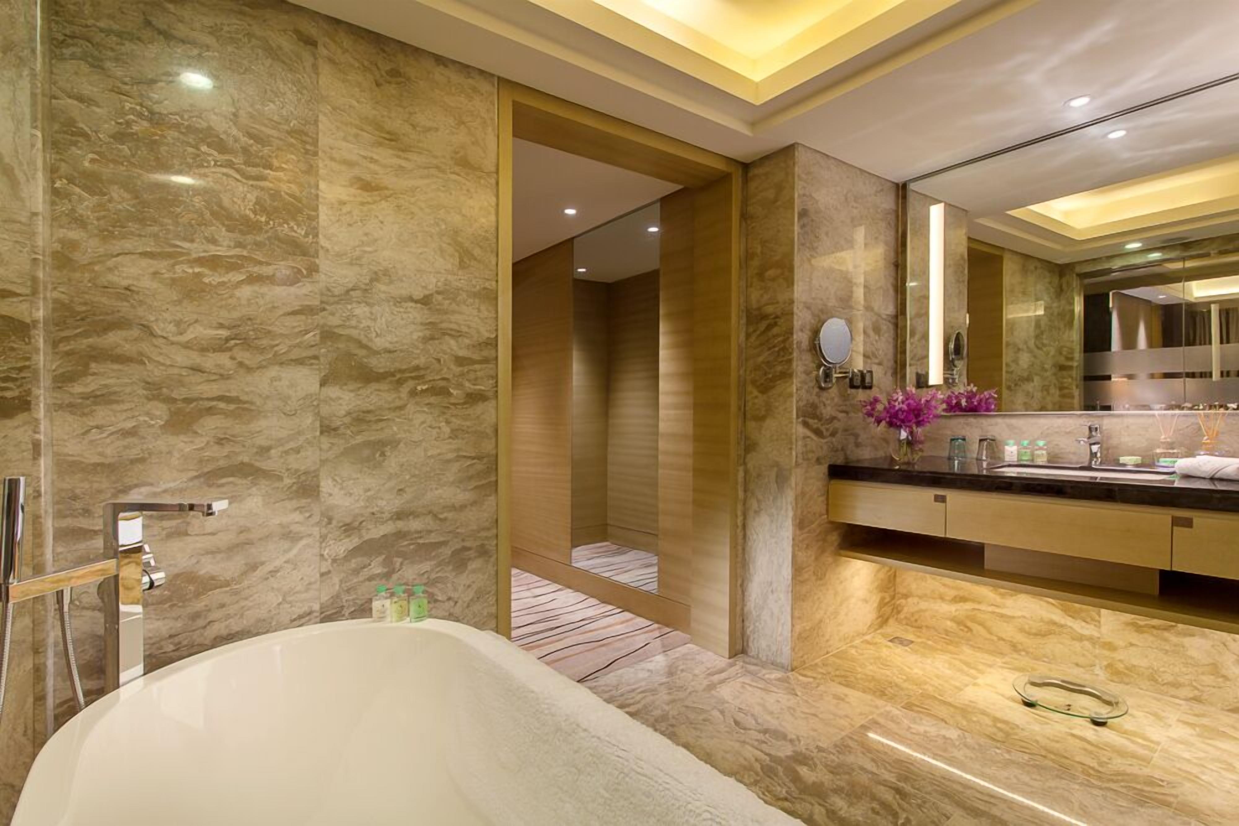 deluxe business room | in-room safe, desk, soundproofing, iron/ironing board