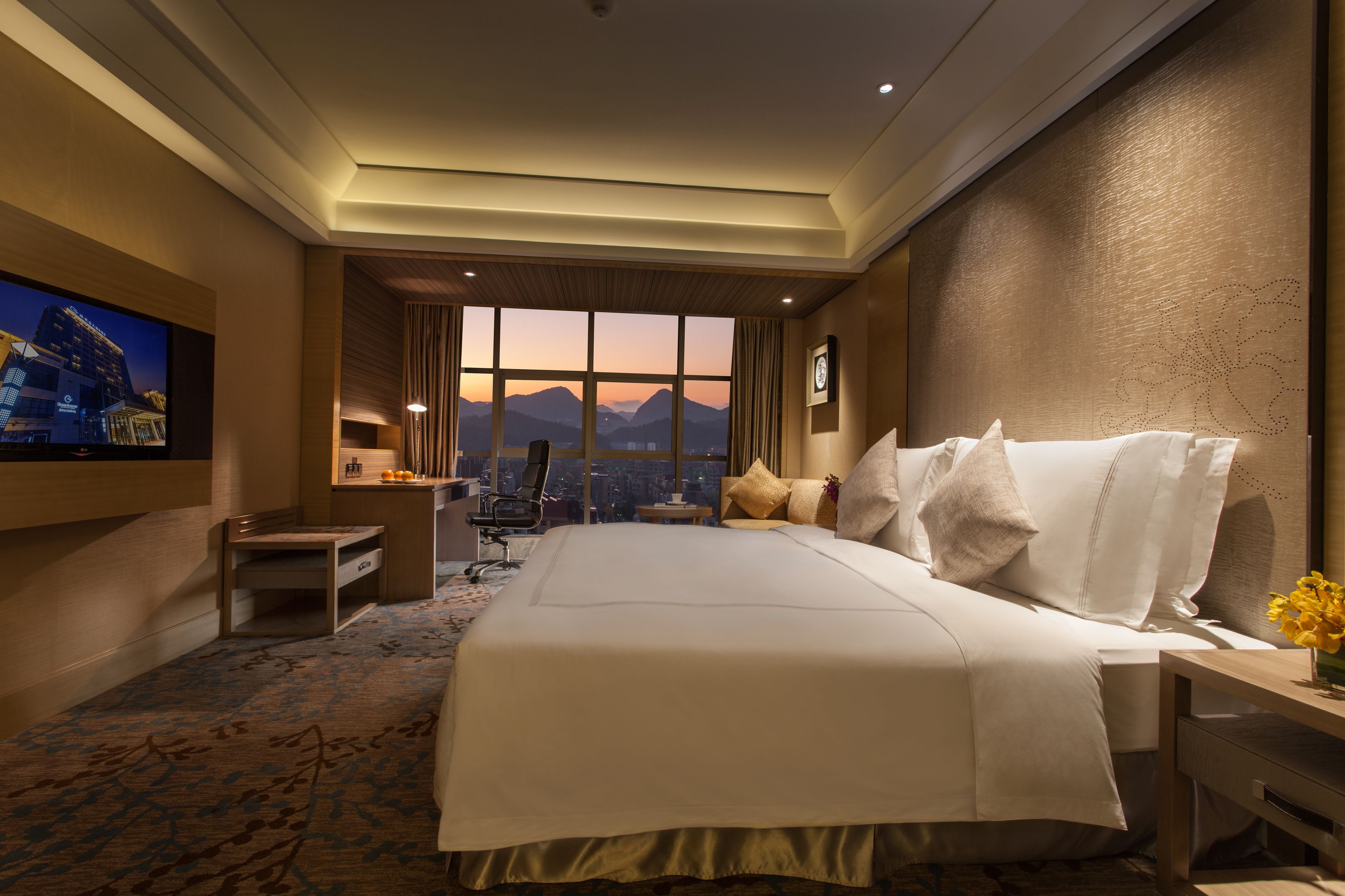 deluxe business room | in-room safe, desk, soundproofing, iron/ironing board