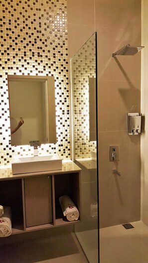 Habitación superior | Baño | Regadera, regadera tipo lluvia, toallas