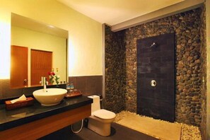 Deluxe Room, Terrace | Bathroom