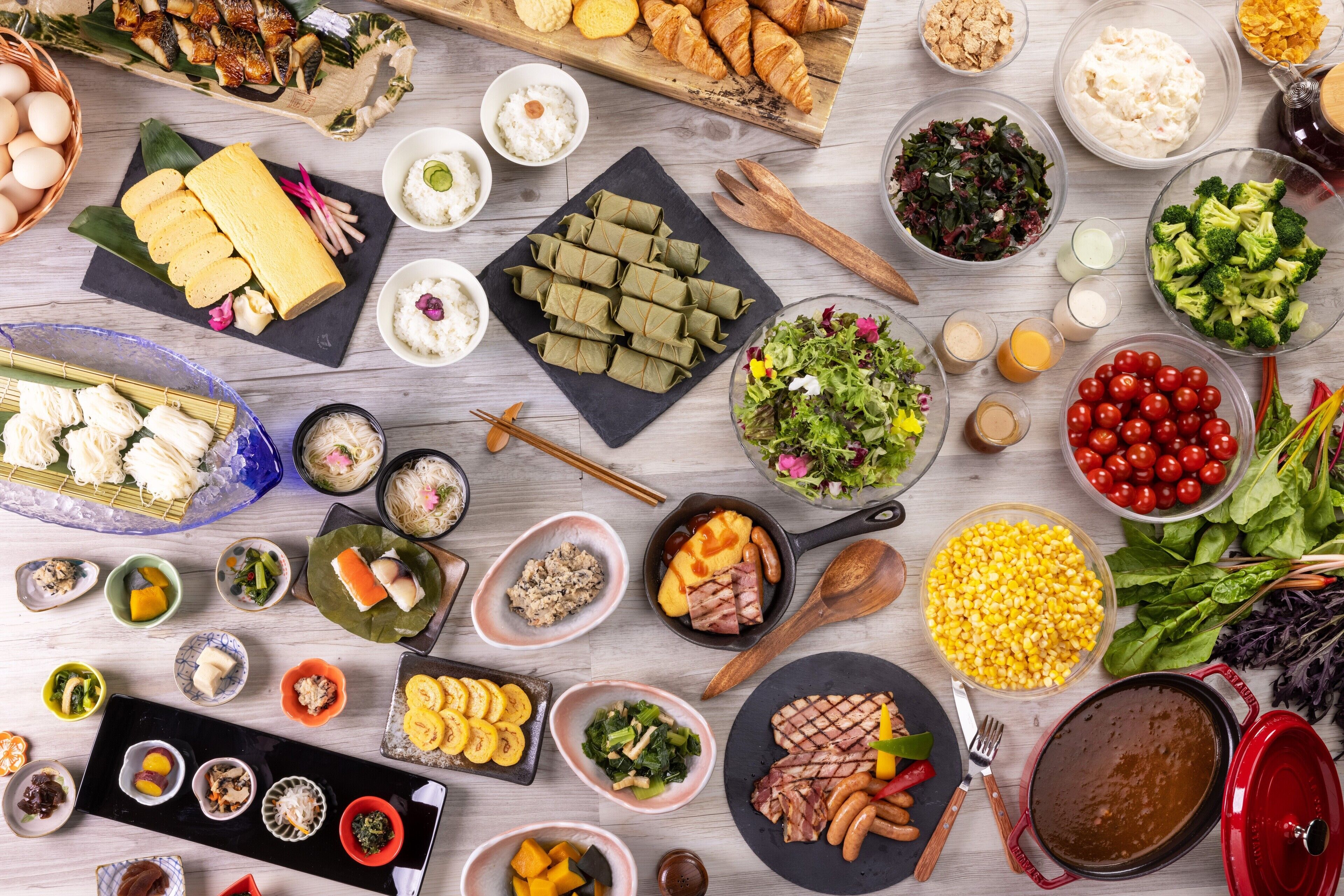 Daily buffet breakfast (JPY 2500 per person)