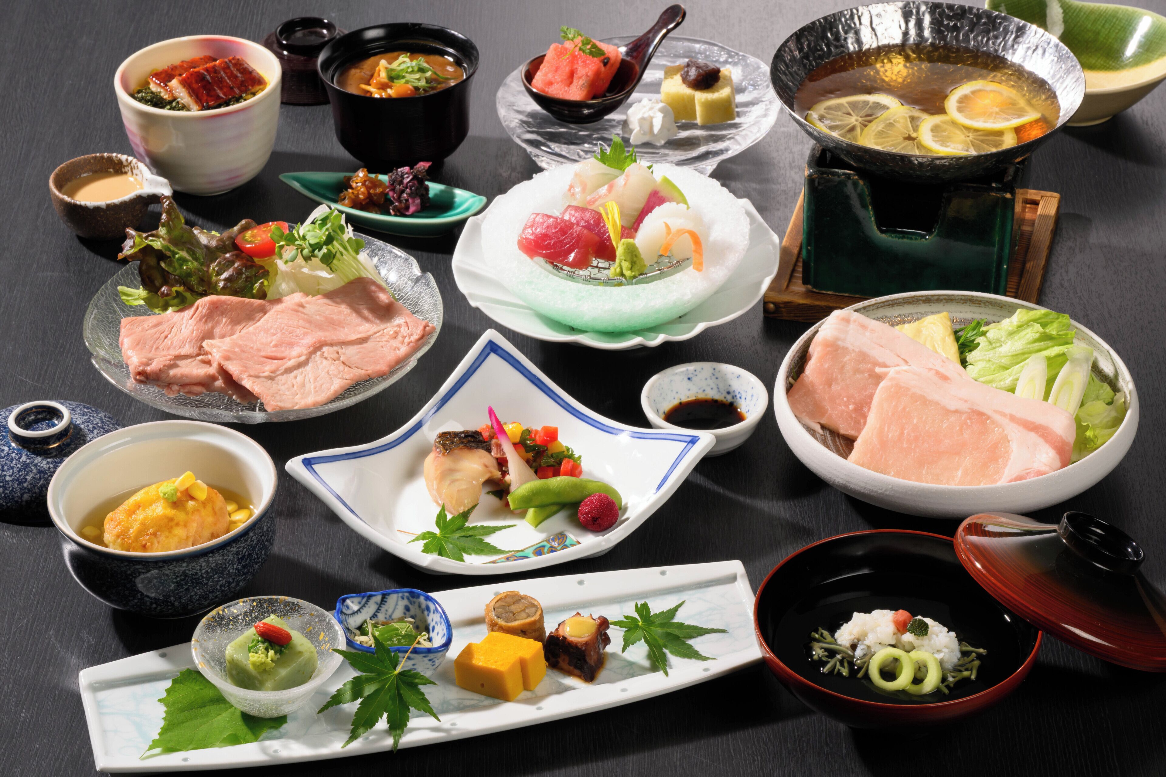 On peut voir une variété d’assiettes et de bols disposés sur une table, ce qui laisse supposer qu’il s’agit d’une table dressée pour un repas.