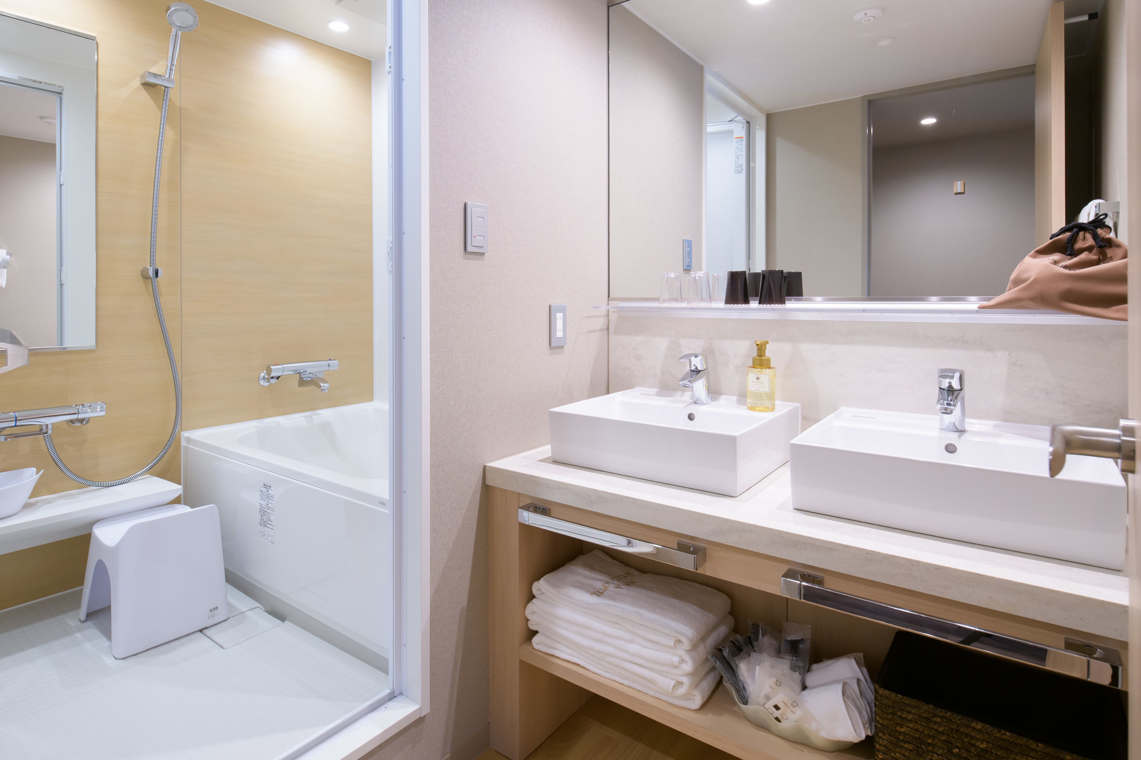 combined shower/bathtub, hydromassage showerhead, free toiletries