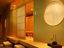 4 か所のレストラン、朝食、ランチ、ディナーに営業 (中華料理)