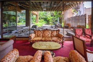 Una habitación con sofá, sillones y una mesita de centro.