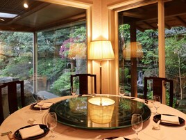 4 か所のレストラン、朝食、ランチ、ディナーに営業 (中華料理)