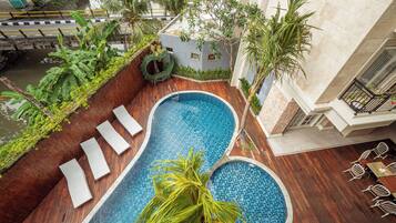 Kolam renang outdoor, dengan kursi berjemur