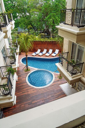 Una piscina al aire libre, tumbonas