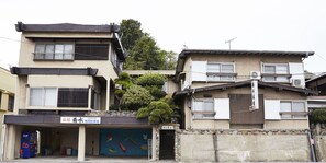 Vista frontal de la propiedad