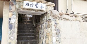 Vista frontal de la propiedad