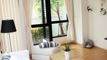 Royal Suite | Living area | 22-inch TV with cable channels