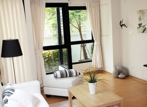 Royal Suite | Living area | 22-inch TV with cable channels - UTD Aries Hotel & Residence (Bangkok)