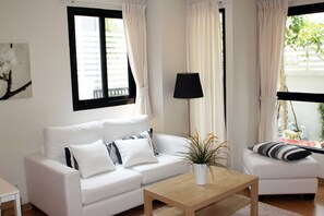 Royal Suite | Living area | 22-inch TV with cable channels - UTD Aries Hotel & Residence (Bangkok)