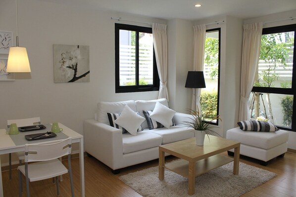 Royal Suite | Living area | 22-inch TV with cable channels - UTD Aries Hotel & Residence (Bangkok)