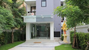 Property entrance - UTD Aries Hotel & Residence (Bangkok)