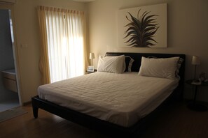 Royal Suite | Desk, free WiFi, bed sheets - UTD Aries Hotel & Residence (Bangkok)