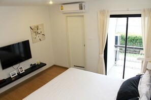 Escritorio, wifi gratis y ropa de cama 