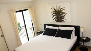 Royal Suite | Desk, free WiFi, bed sheets - UTD Aries Hotel & Residence (Bangkok)