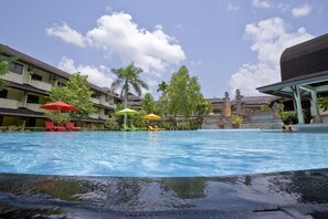 Utomhuspool, parasoller och solstolar