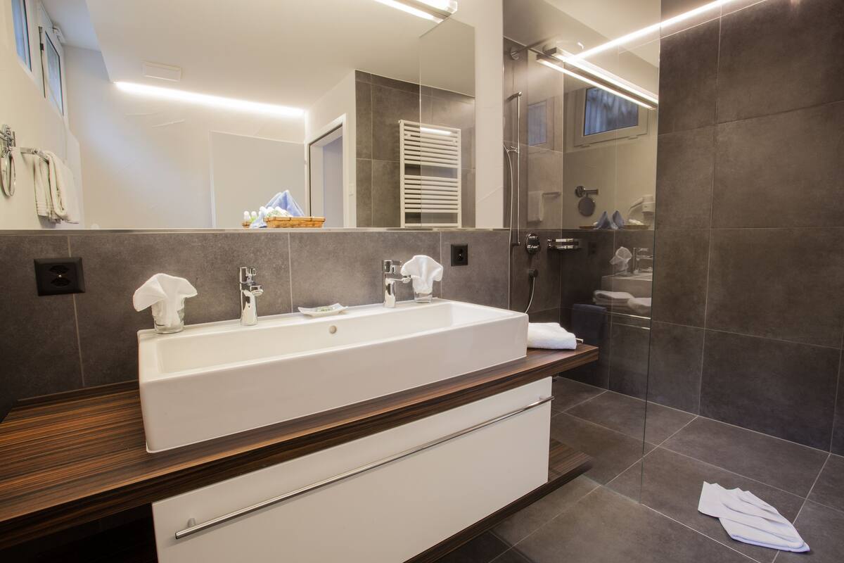 deluxe studio suite | bathroom | free toiletries, hair dryer, towels
