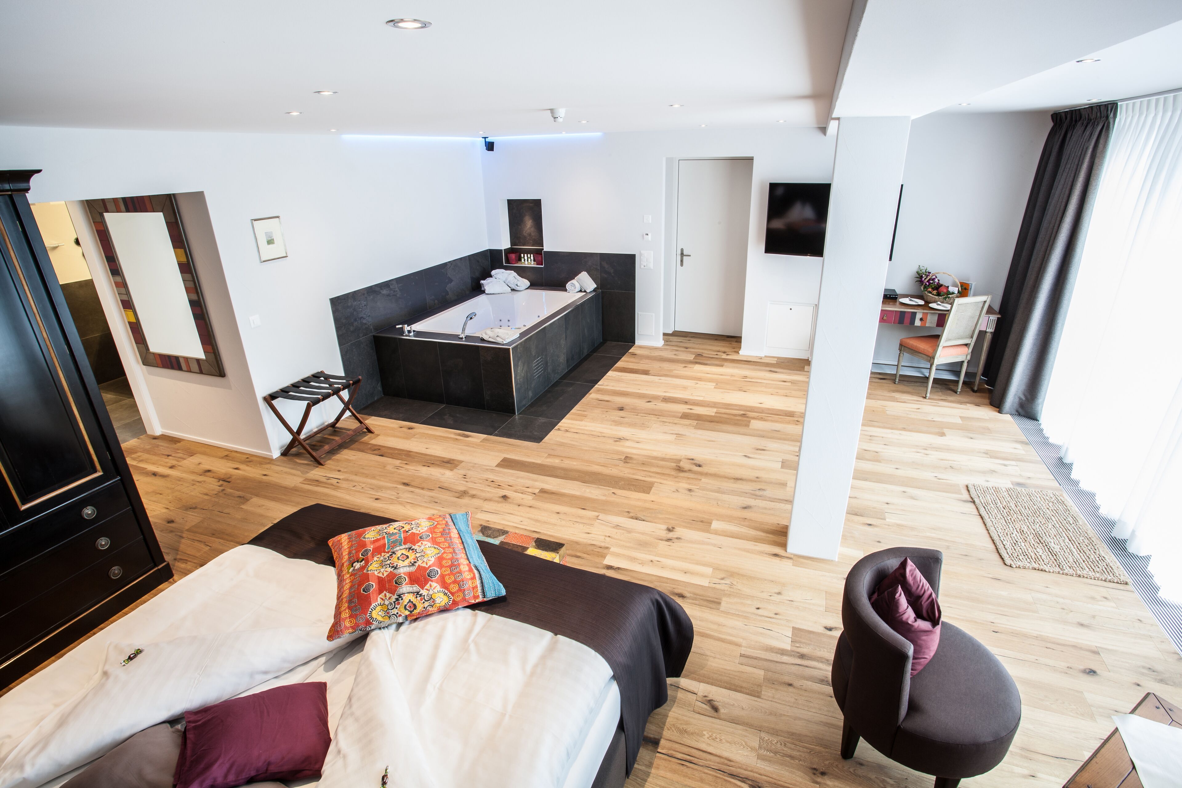 deluxe studio suite | minibar, in-room safe, desk, cots/infant beds