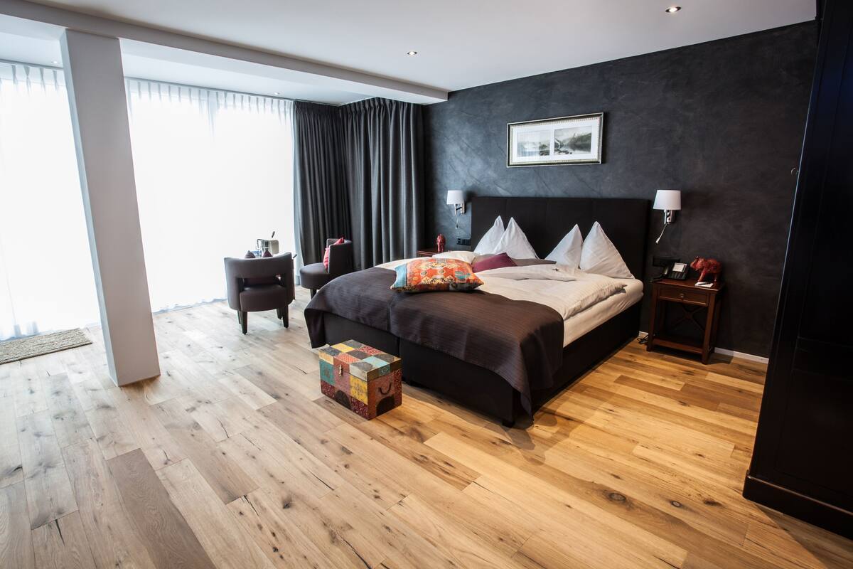 Deluxe Studio Suite | Minibar, in-room safe, desk, cots/infant beds