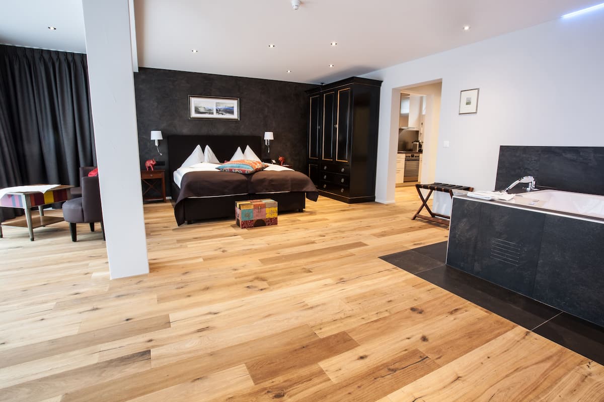 deluxe studio suite | minibar, in-room safe, desk, cots/infant beds