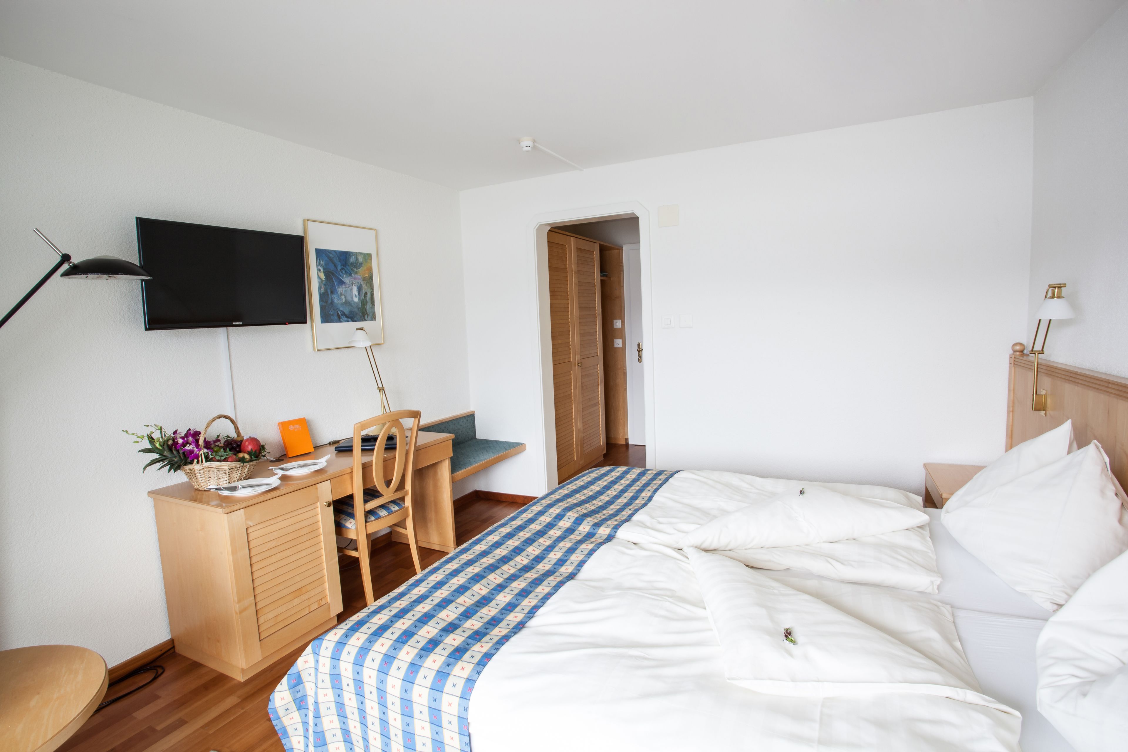 single room | minibar, in-room safe, desk, cots/infant beds