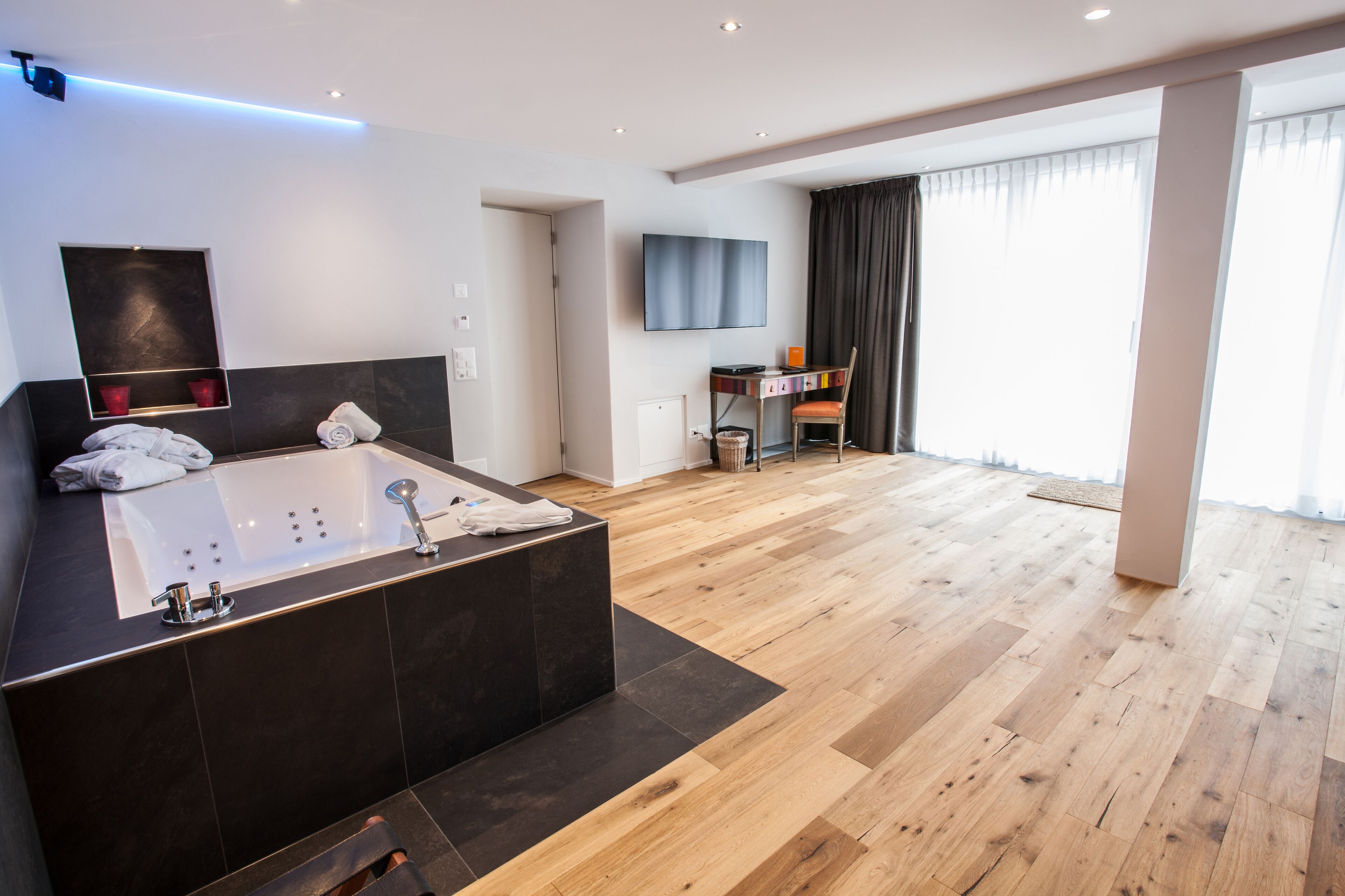 deluxe studio suite | minibar, in-room safe, desk, cots/infant beds