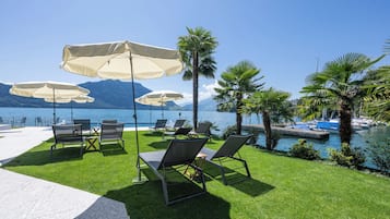 Una piscina al aire libre de temporada, sombrillas