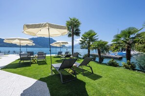 Piscine extérieure (ouverte en saison), parasols de plage